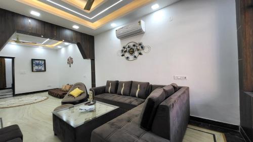 vacationbuddy 3 br home paschim vihar jwala heri