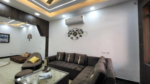 vacationbuddy 3 br home paschim vihar jwala heri