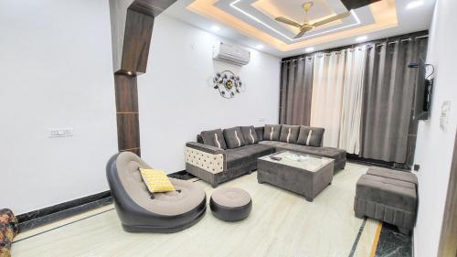 vacationbuddy 3 br home paschim vihar jwala heri