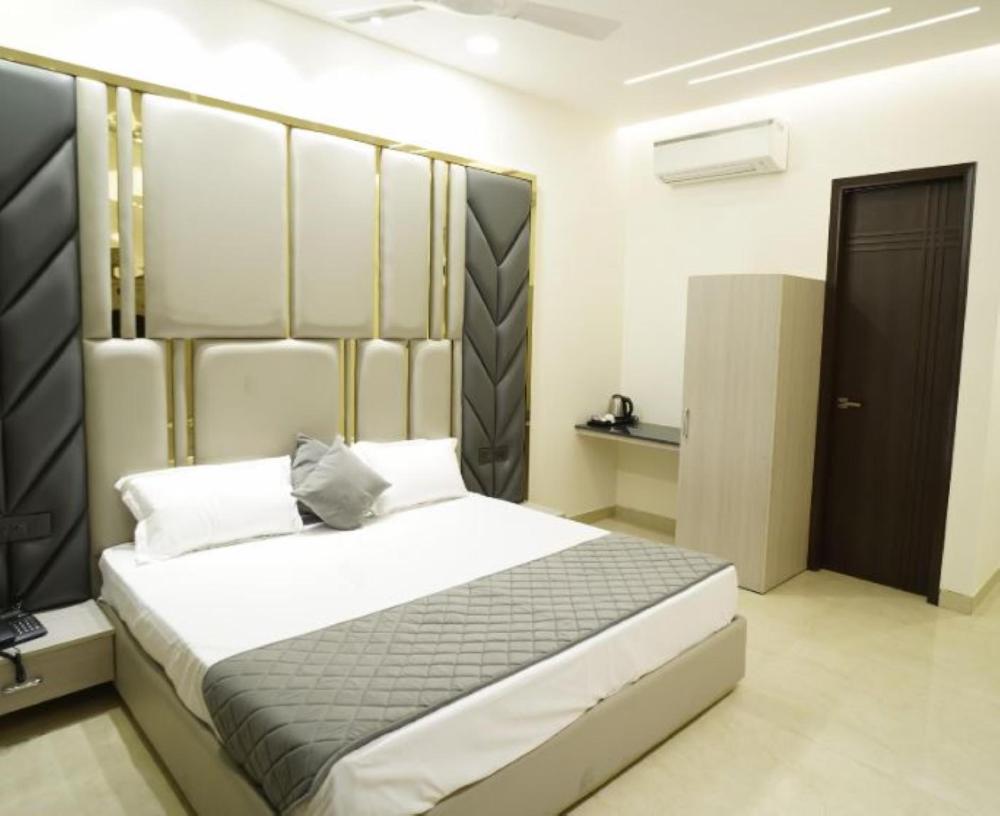 hotel ovel hotel ludhiyana