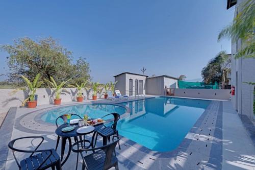 villa euphoria resort at statue of unity