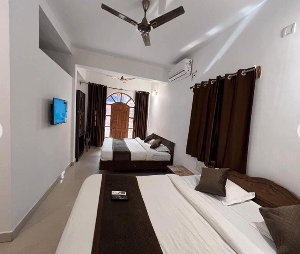 aura rooms and swimming pool calangute