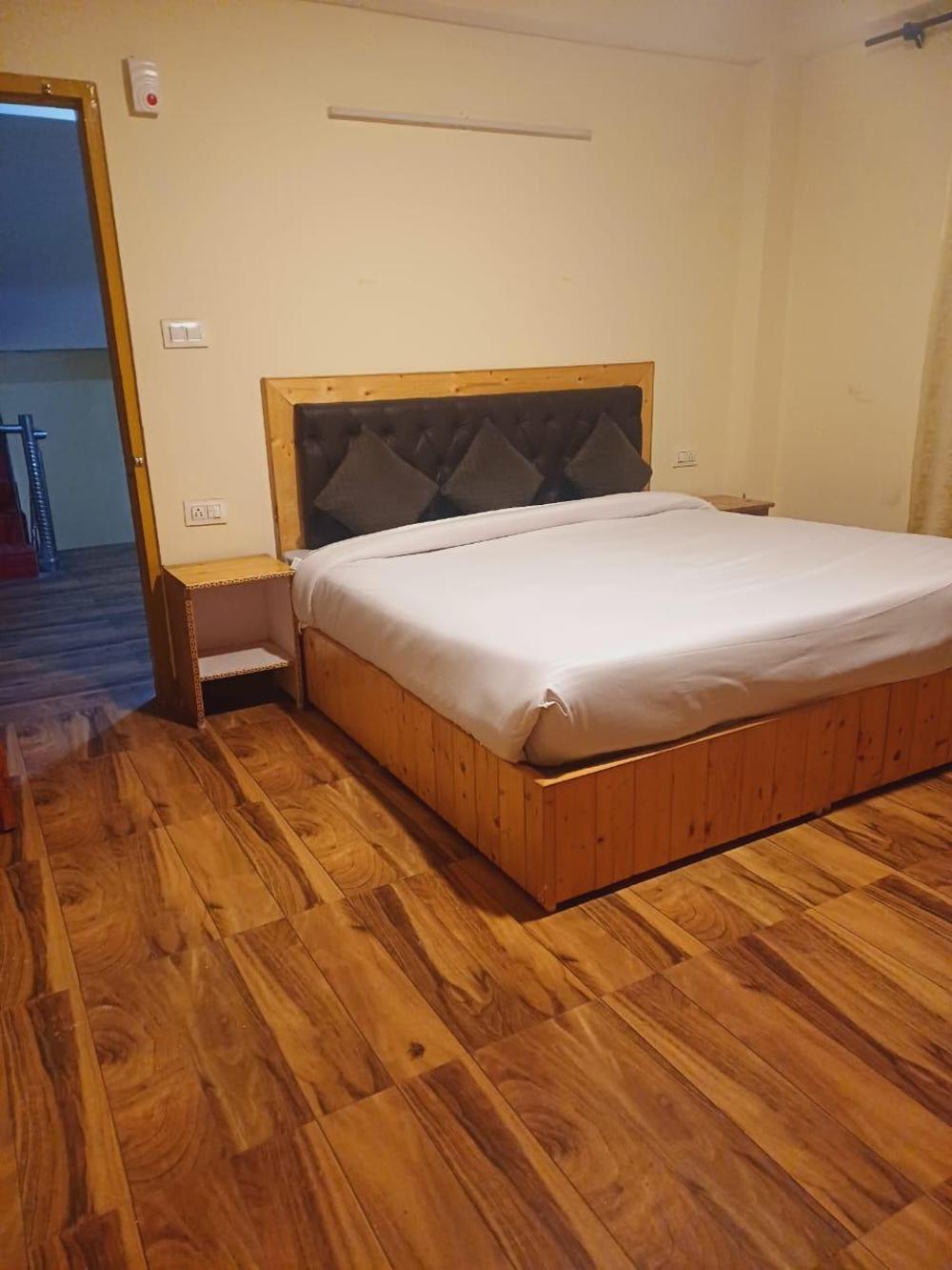 universal boutique by venture vibes