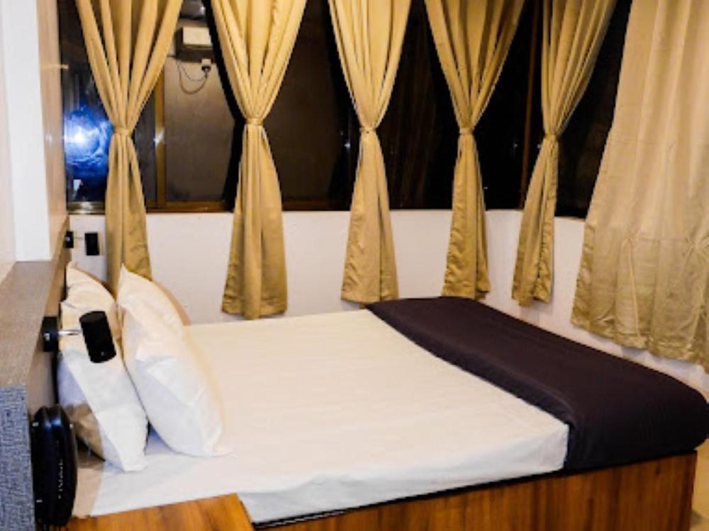 seafront beach cottage alibag