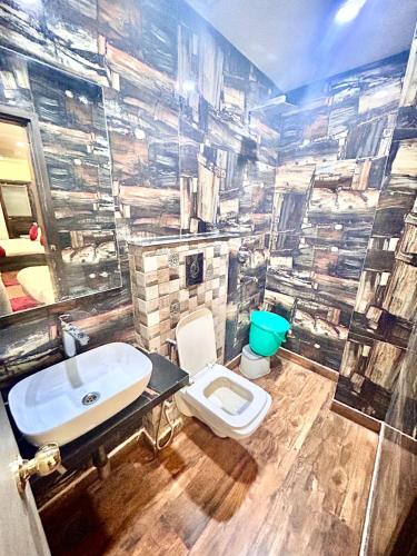 hotel red stone inn near new delhi railway station