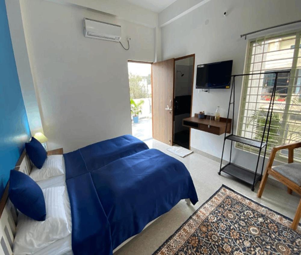 the autumn leaves bhopal