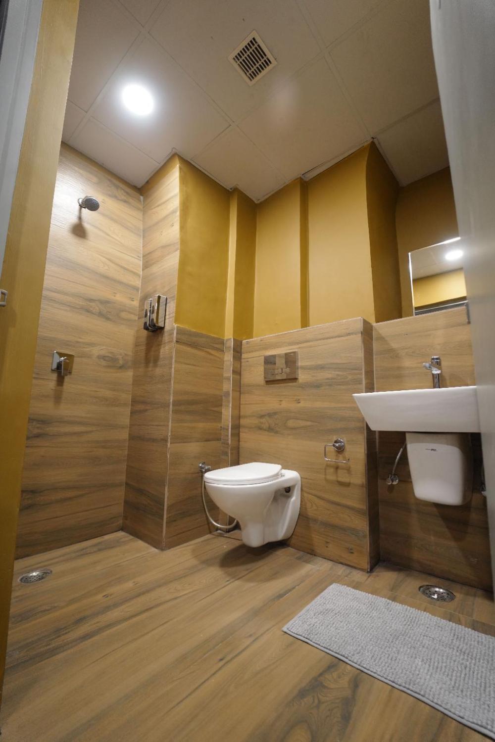 naptapgo japanese pod hotel near golden temple