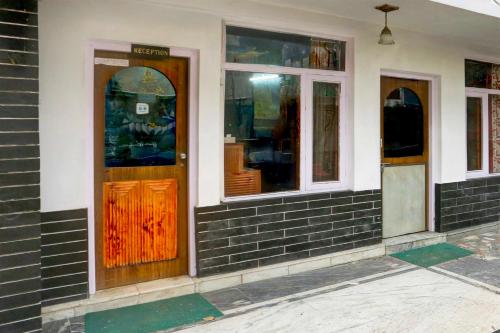 hotel o mall road manali downtown hadimba temple