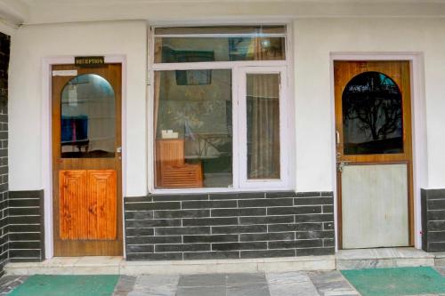 hotel o mall road manali downtown hadimba temple
