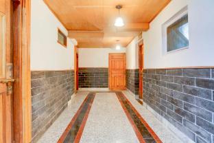 hotel o mall road manali downtown hadimba temple