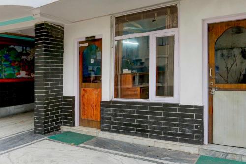 hotel o mall road manali downtown hadimba temple