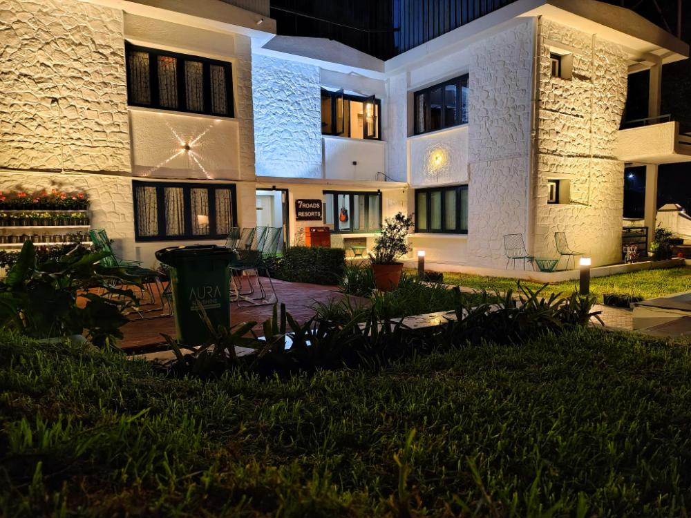 7 roads resort 50mts to lake