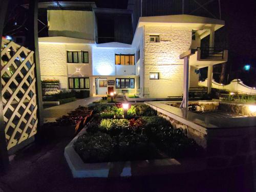 7 roads resort 50mts to lake