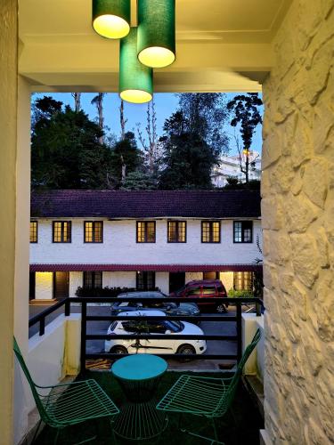 7 roads resort 50mts to lake