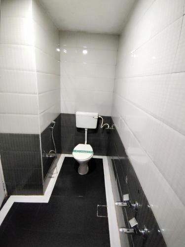 7 roads resort 50mts to lake