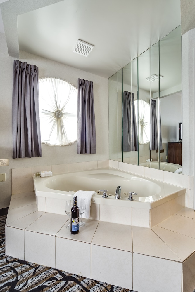 monte carlo inn oakville suites