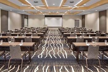 Delta Hotels By Marriott Minneapolis Northeast,Downtown Minneapolis>>Brooklyn Park,3 star