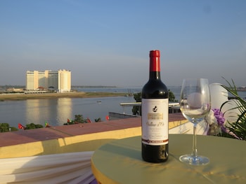 ohana phnom penh palace hotel