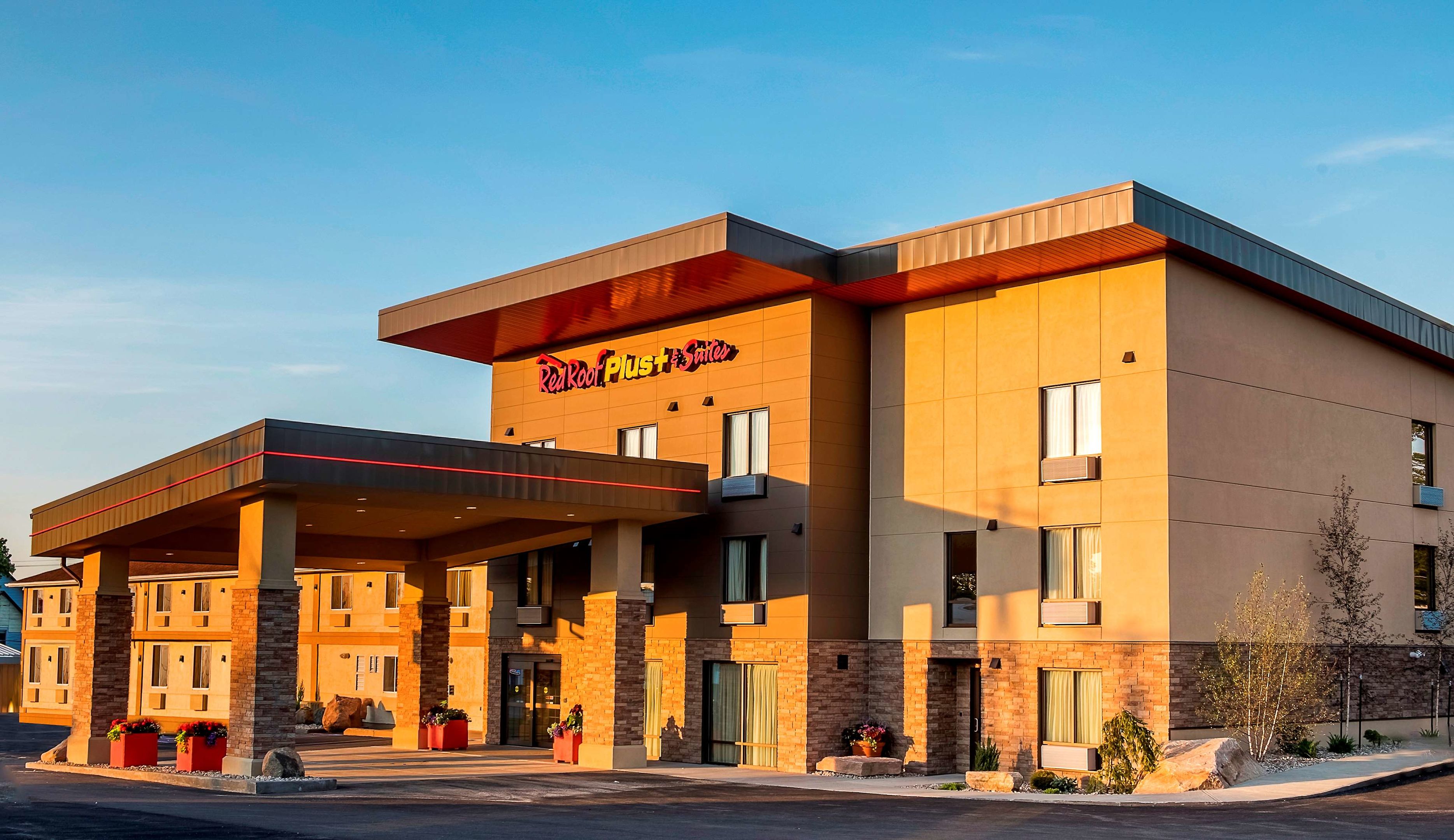 red roof inn plus and suites malone