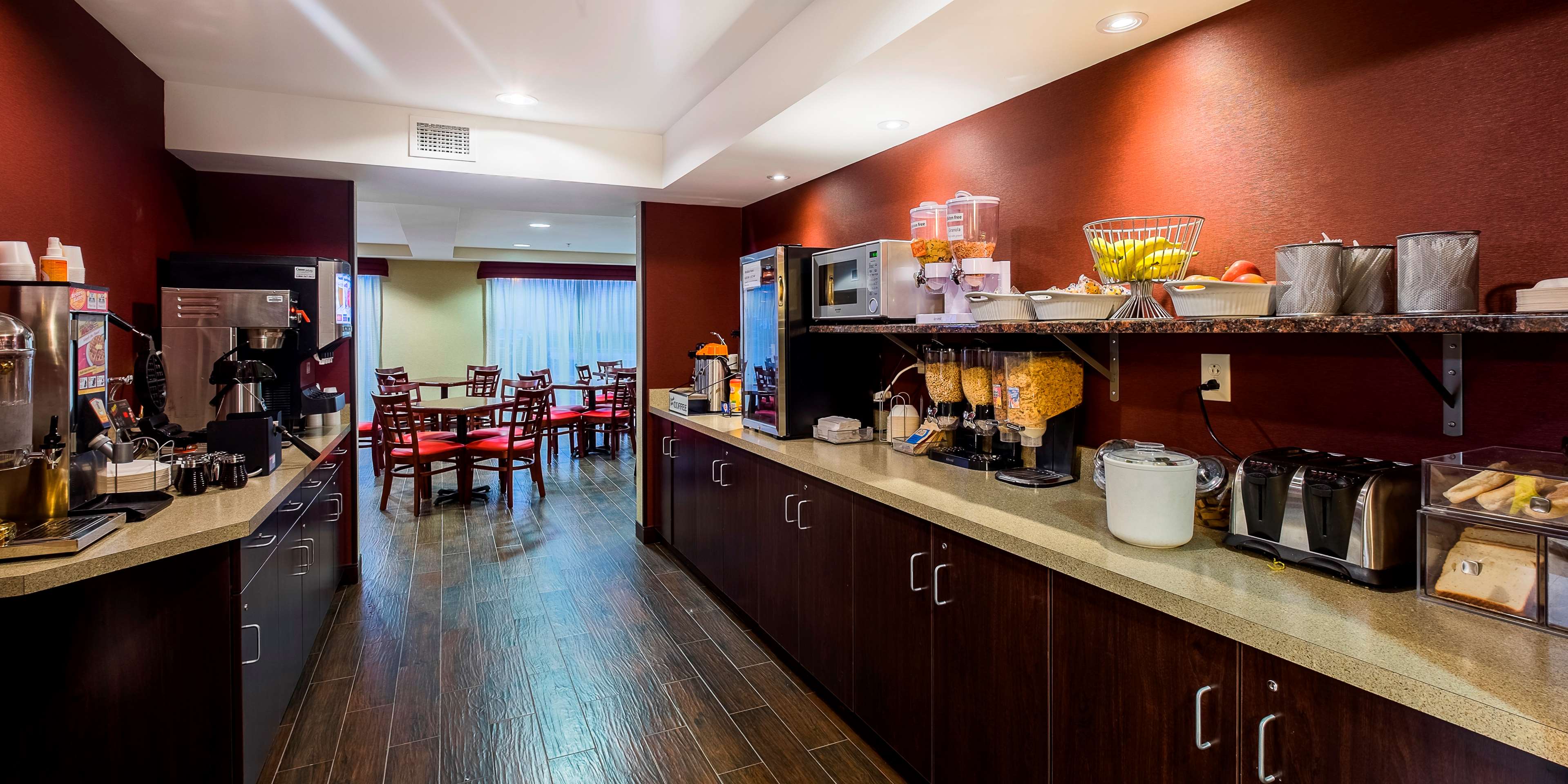 red roof inn plus and suites malone