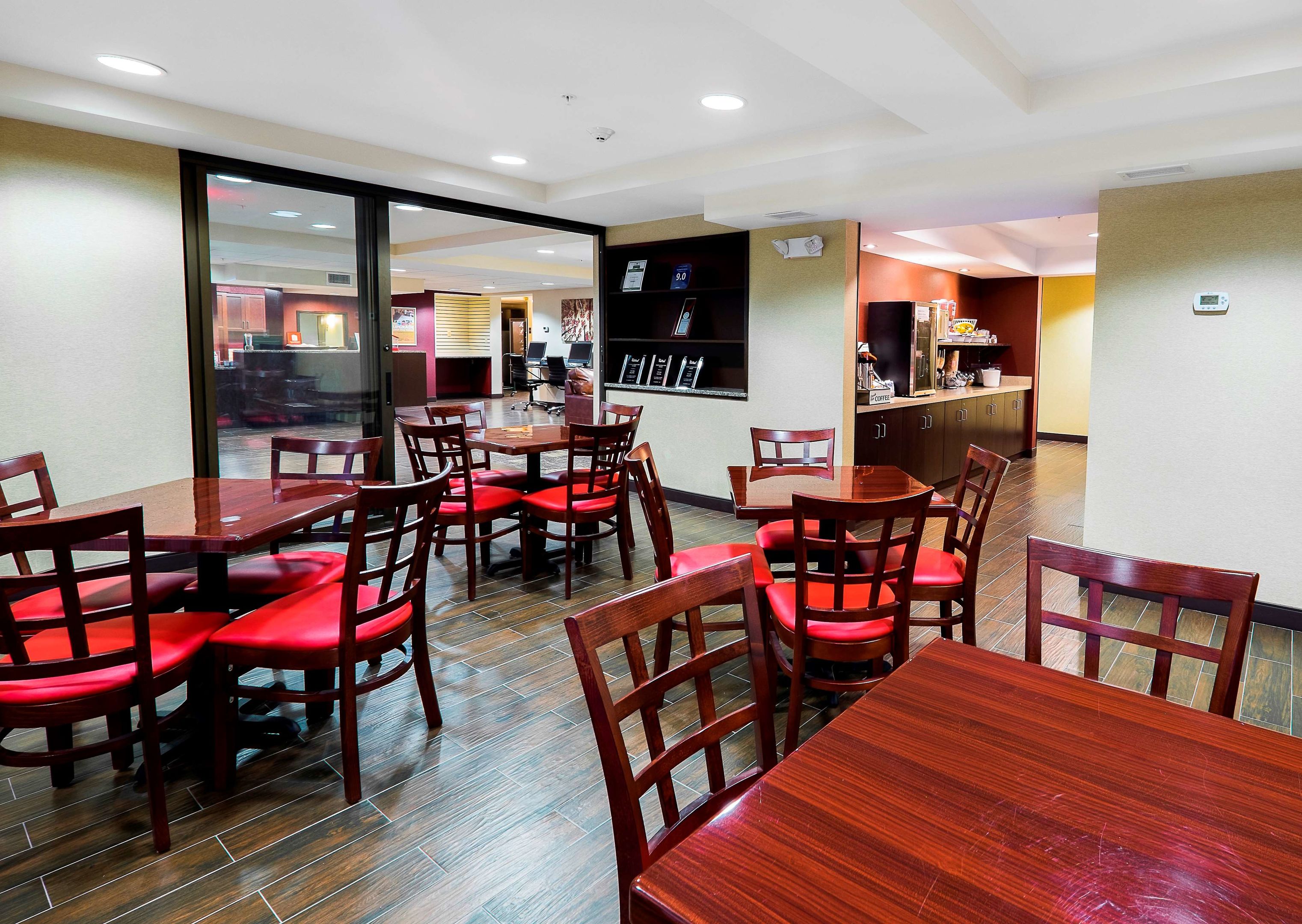 red roof inn plus and suites malone