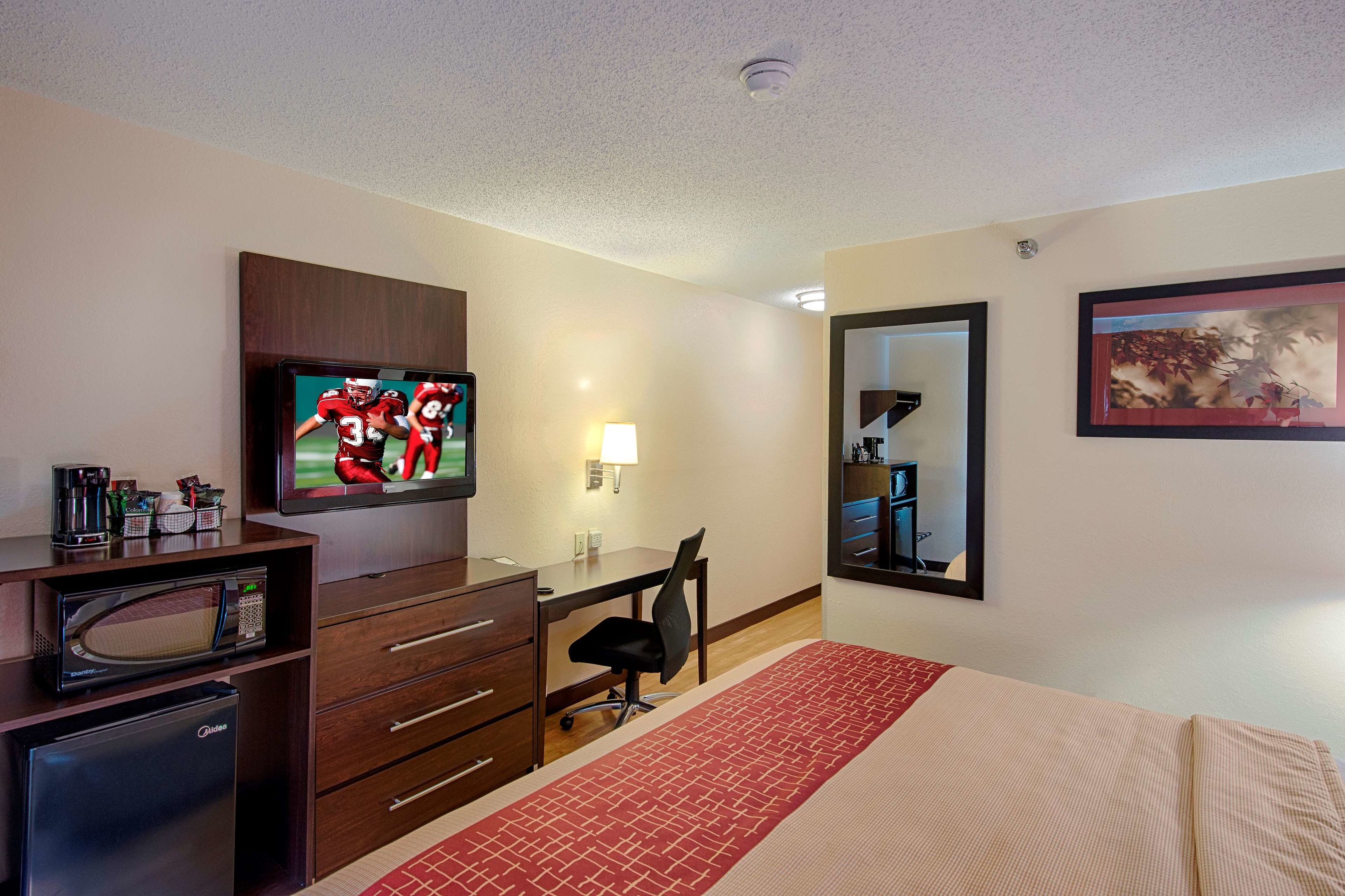 red roof inn plus and suites malone