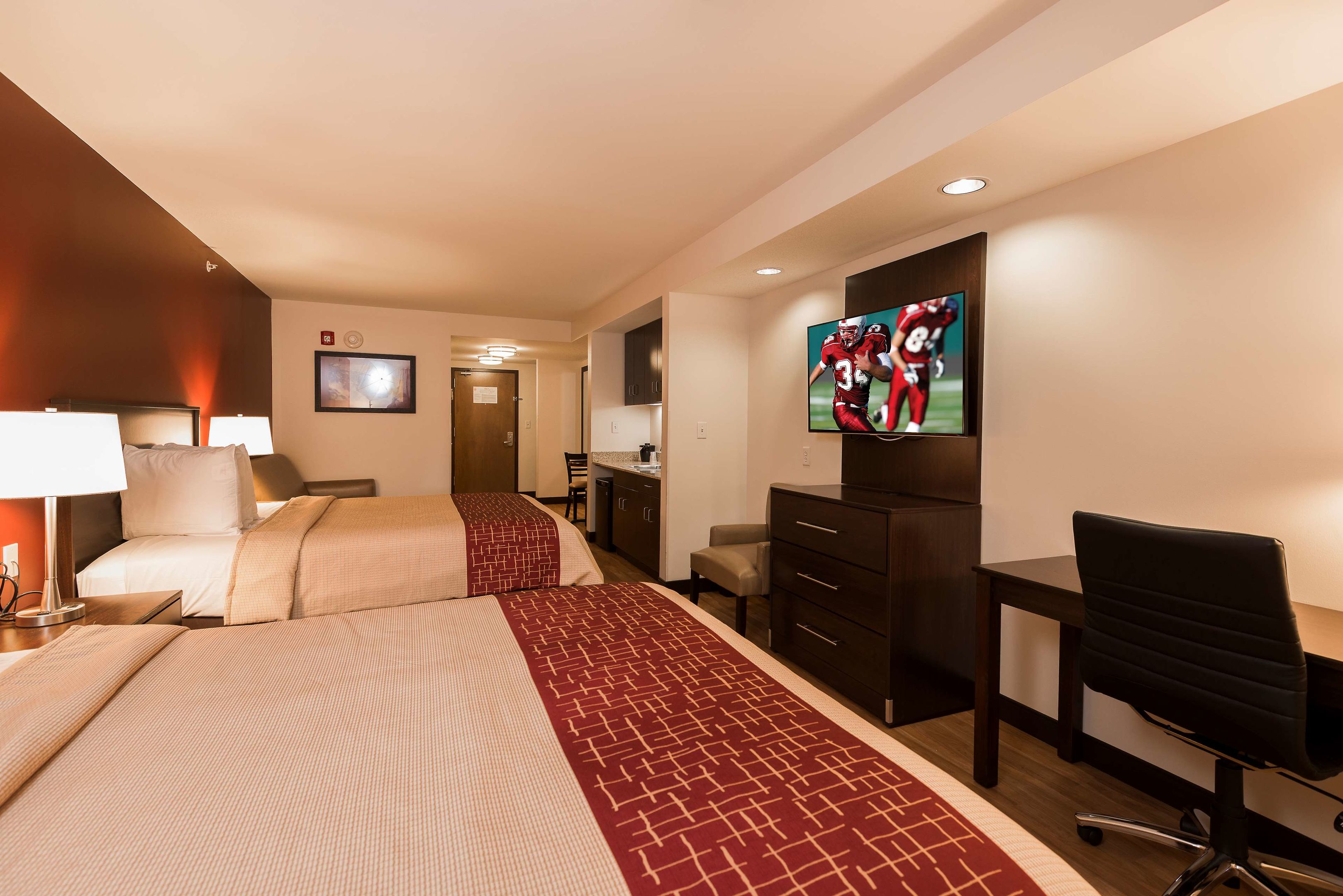 red roof inn plus and suites malone
