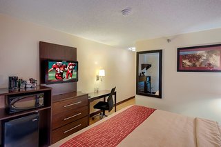 red roof inn plus and suites malone