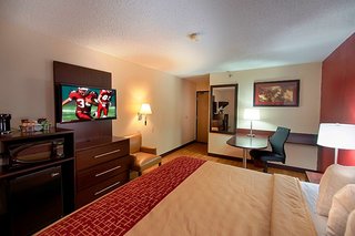 red roof inn plus and suites malone