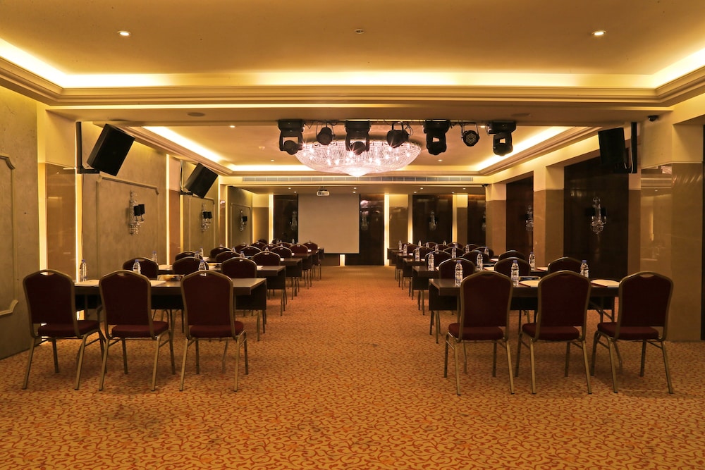 lancaster suites raouche