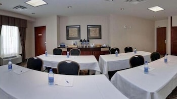 Holiday Inn Express Hotel & Suites Ottawa Airport By Ihg,Nepean>>Gloucester,3 star