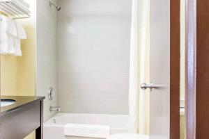 Quality Hotel Dorval,Montreal>>Dorval,3 star