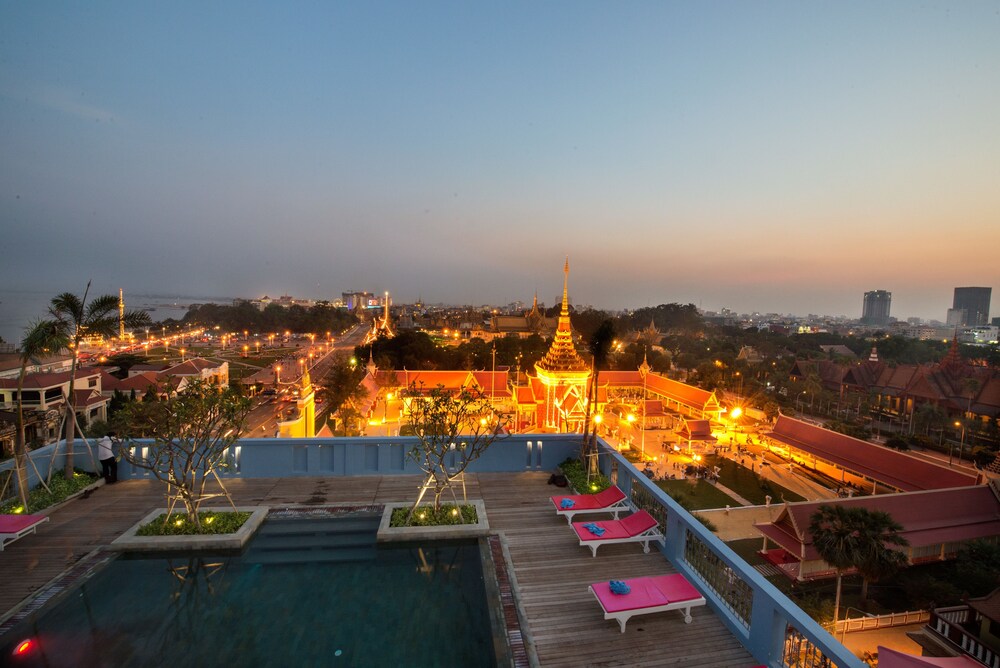 frangipani royal palace hotel