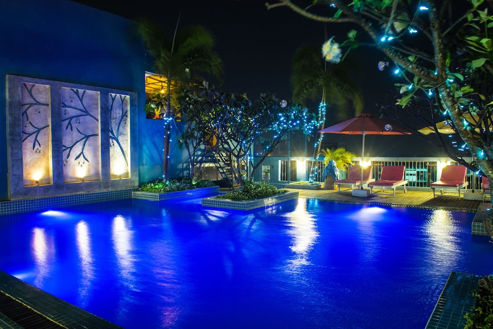 frangipani royal palace hotel