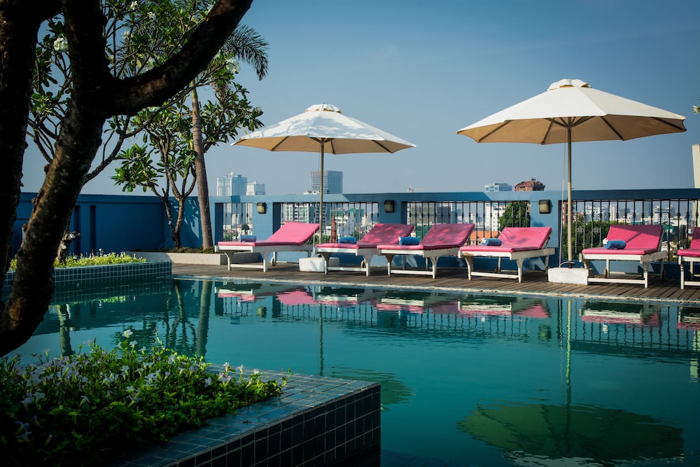 frangipani royal palace hotel