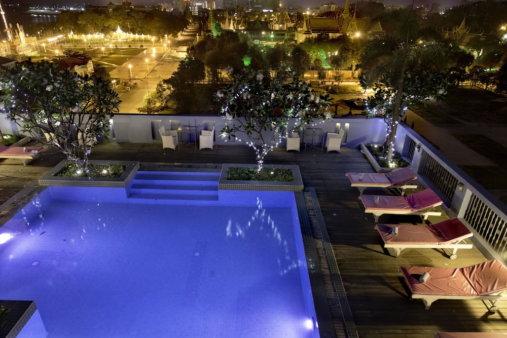 frangipani royal palace hotel