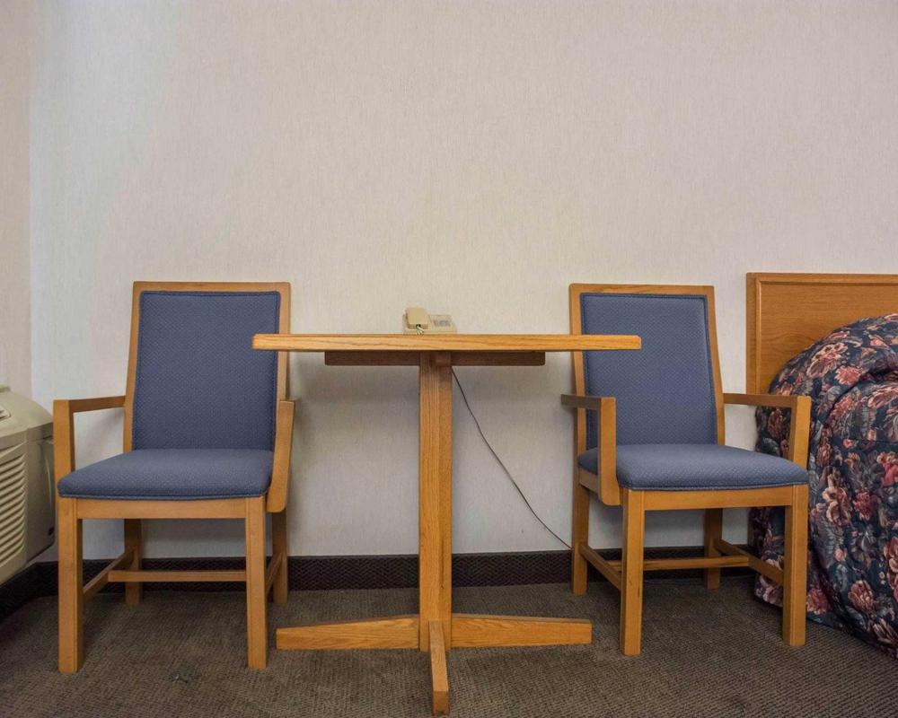 econo lodge by the falls