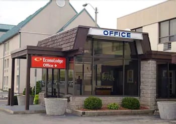 econo lodge by the falls