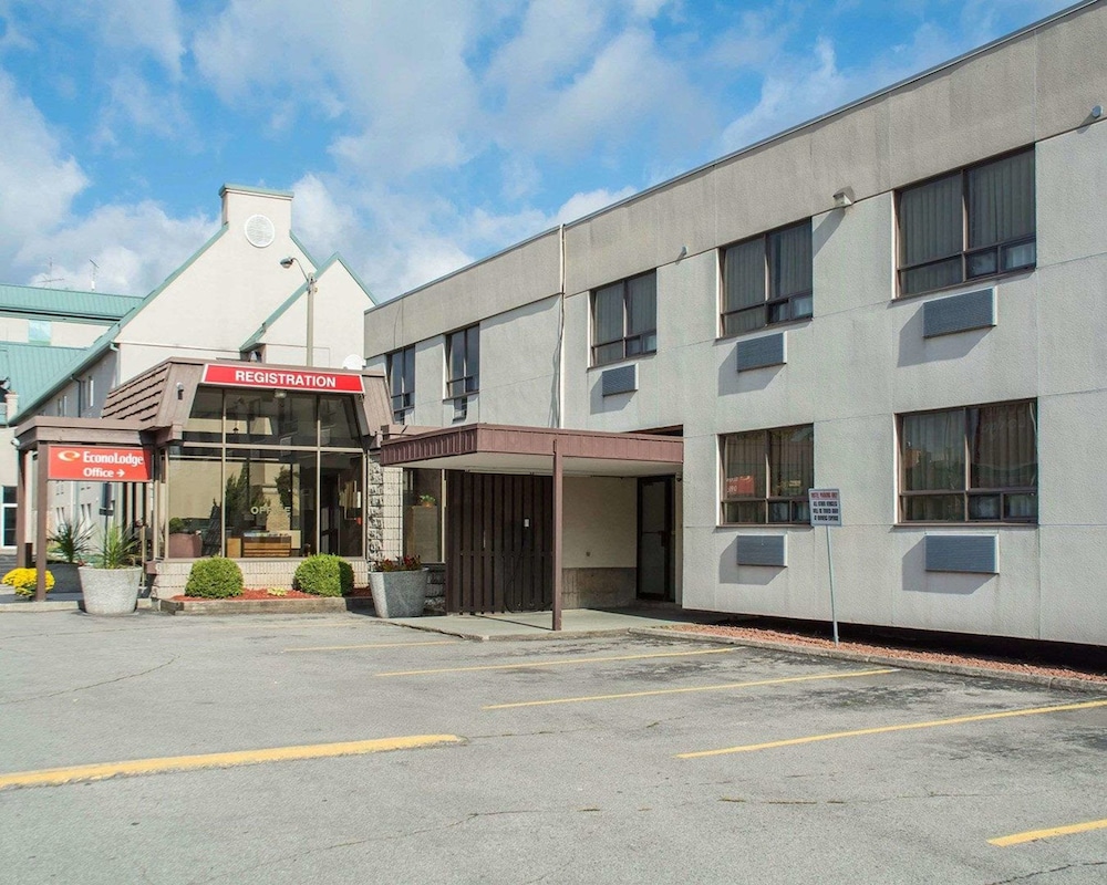 econo lodge by the falls