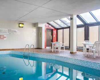 econo lodge by the falls