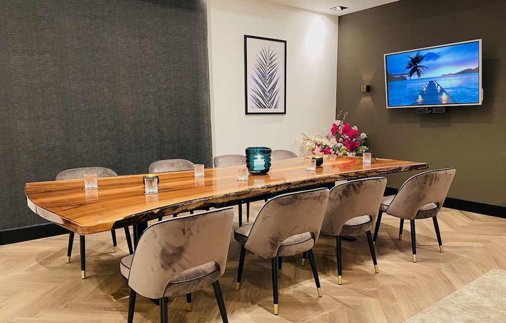 holland house beach hotel