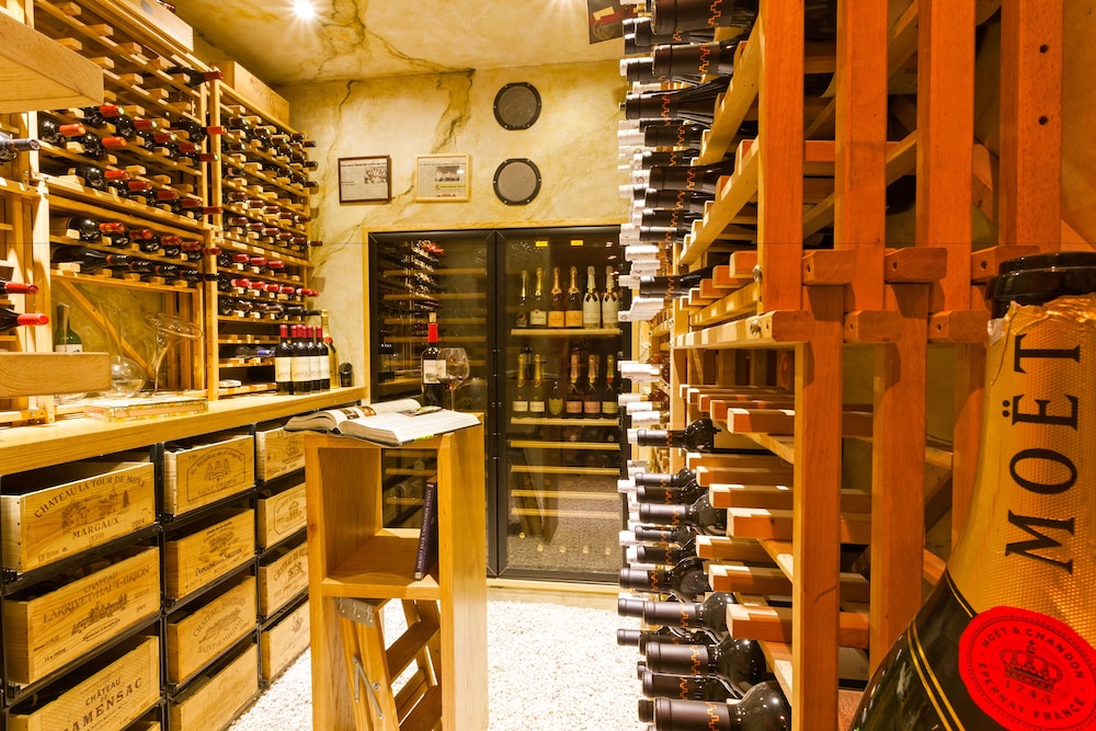 holland house beach hotel