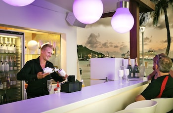 holland house beach hotel