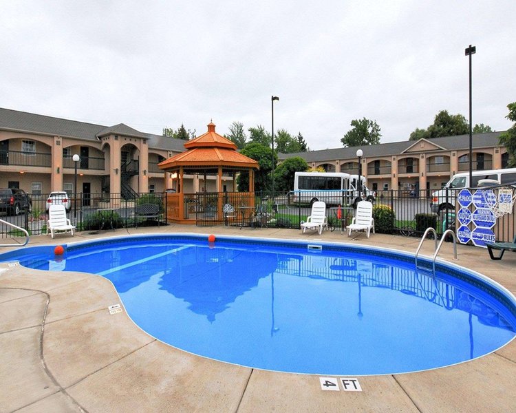 econo lodge at the falls north