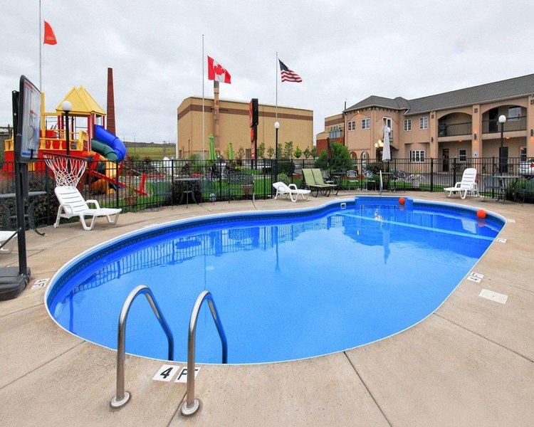 econo lodge at the falls north