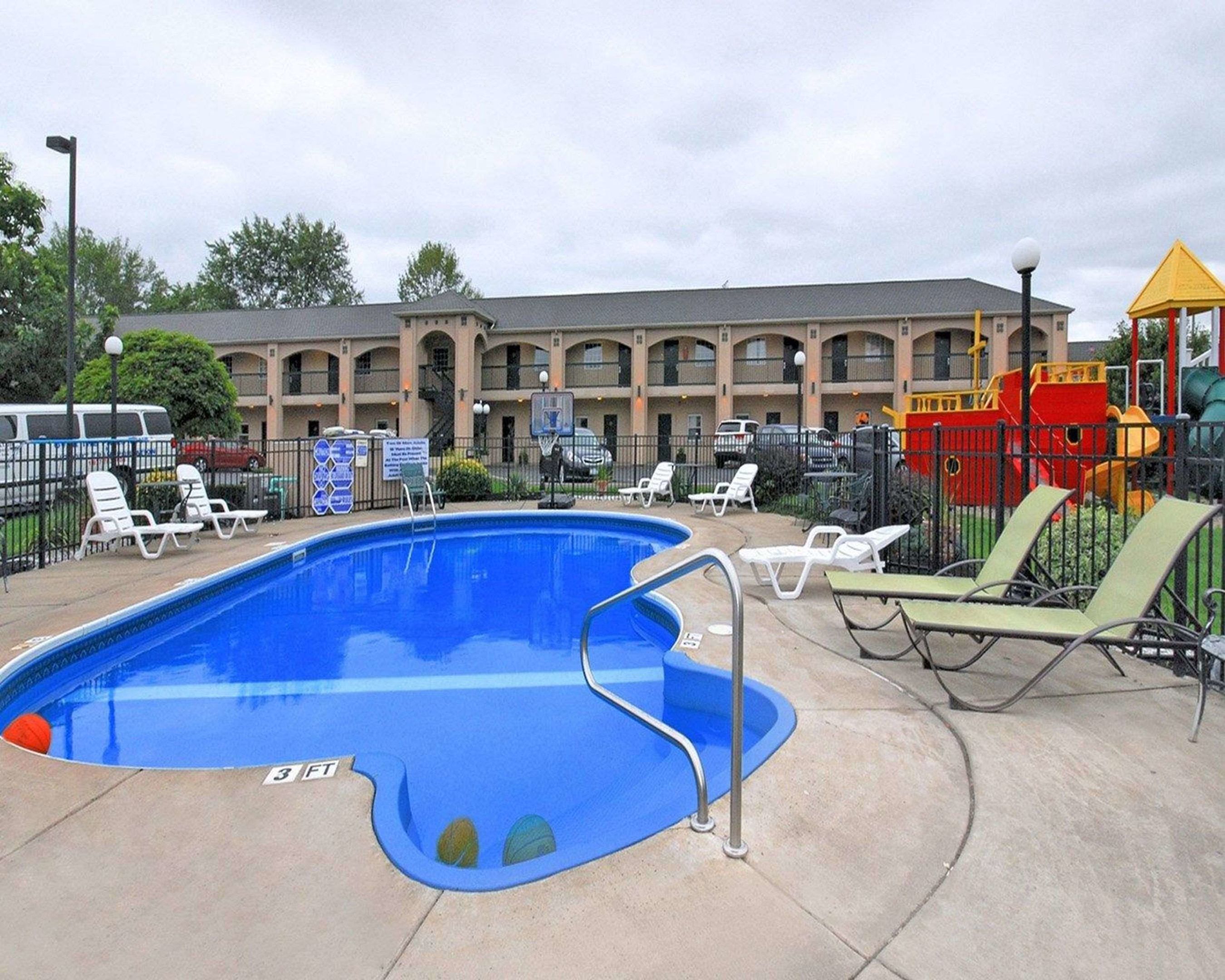 econo lodge at the falls north