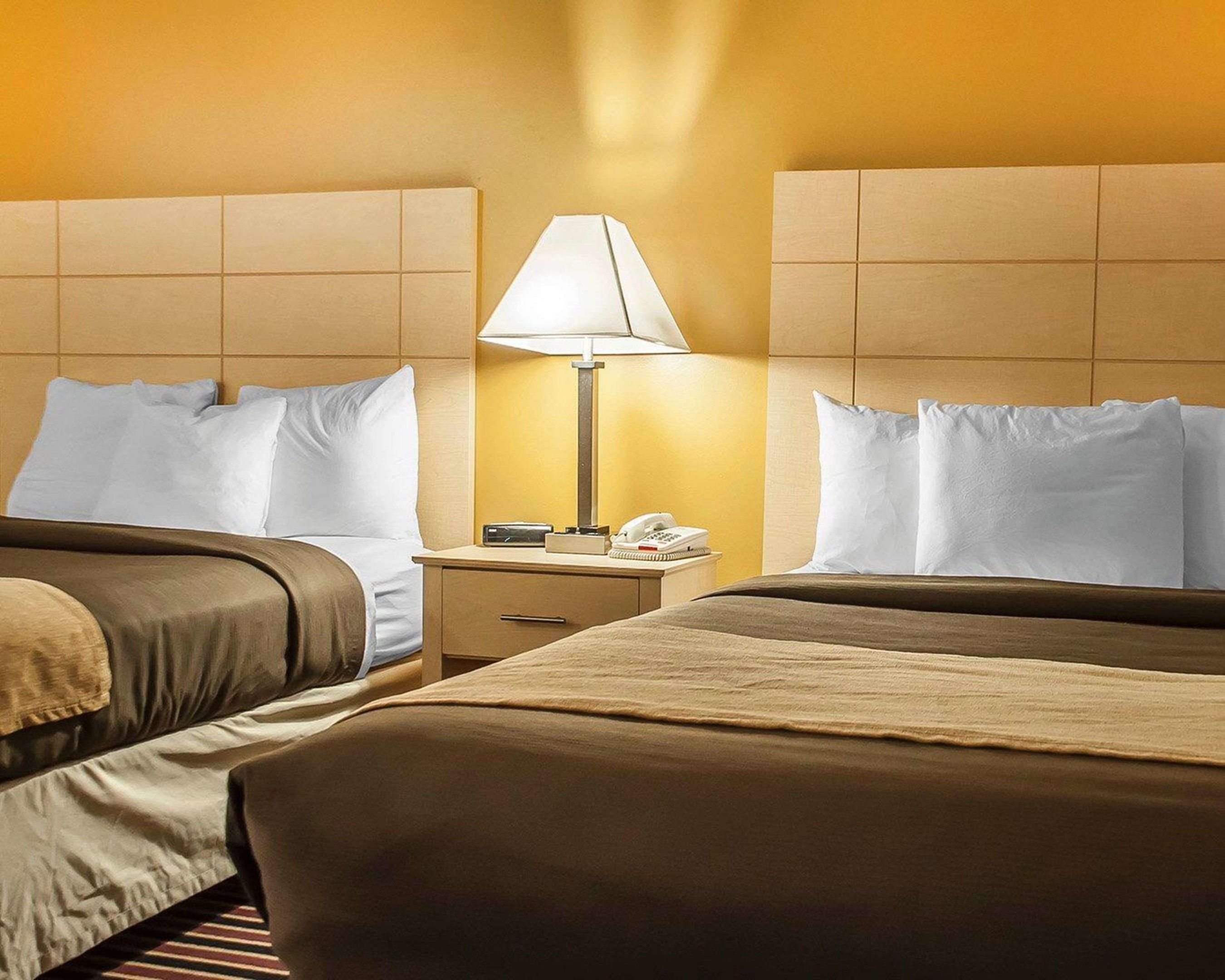 econo lodge at the falls north