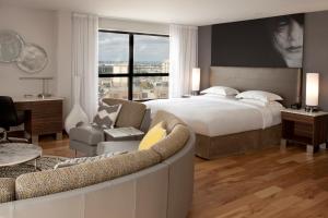 Hilton Toronto Airport Hotel & Suites,Burlington>>Brampton,4 star