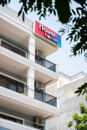 housr sector 28 golf course road next to phase 1 metro station