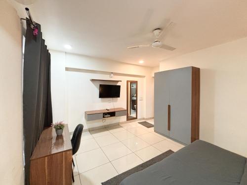 housr sector 28 golf course road next to phase 1 metro station